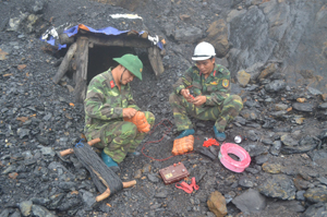 Lực lượng công binh - Bộ CHQS tỉnh chuẩn bị thuốc nổ để phá lấp cửa hầm lò khai thác than trái phép tại xóm Nghìa xã Cuối Hạ (Kim Bôi).
