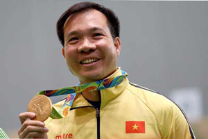 Xạ thủ Hoàng Xuân Vinh trên bục nhận Huy chương Vàng Olympic 2016