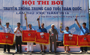BTC trao cờ Trung ương Hội người cao tuổi Việt Nam và cúp cho 5 đoàn đạt thành tích xuất sắc nhất Hội thi. 

