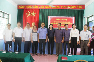 Các ĐBQH tỉnh, khóa XIV gặp gỡ, trao đổi với cử tri huyện Đà Bắc tại buổi tiếp xúc cử tri sau kỳ họp thứ nhất, Quốc hội khóa XIV tại xã Hiền Lương.
