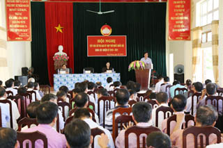 Đại biểu Trần Đăng Ninh, Phó Bí thư Thường trực Tỉnh ủy, Chủ tịch HĐND tỉnh, Trưởng đoàn ĐBQH tỉnh tiếp thu ý kiến kiến nghị của cử tri.