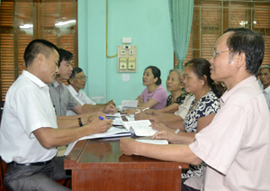 Học viên lớp bồi dưỡng nghiệp vụ công tác Đảng  tại Trung tâm Bồi dưỡng chính trị huyện Kỳ Sơn thảo luận liên hệ thực tế.