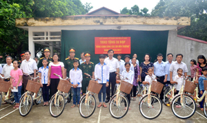 Đại diện lãnh đạo huyện, Ban CHQS huyện Kỳ Sơn và các đơn vị LLVT huyện trao tặng xe đạp cho các học sinh nghèo hiếu học.