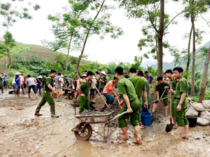 Đoàn tình nguyện tham gia đổ sân bê tông nhà văn hóa xóm Mùi, đây cũng là công trình thanh niên của tuổi trẻ huyện Kỳ Sơn hướng tới chào mừng 130 năm thành lập tỉnh, 25 năm tái lập tỉnh.