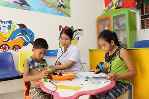 Cán bộ trạm y tế xã Tây Phong (Cao Phong) chữa bệnh cho trẻ em tại phòng khám thân thiện.