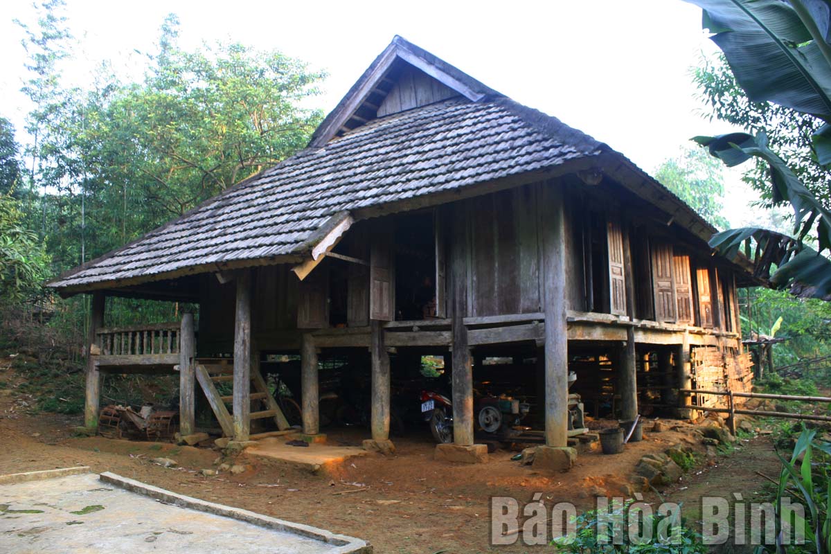 Lưu giữ nếp nhà sàn truyền thống ở huyện Lạc Sơn