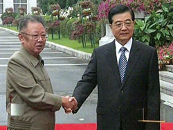 Chủ tịch Trung Quốc Hồ Cẩm Đào (phải) và lãnh đạo CHDCND Triều Tiên Kim Jong-il.