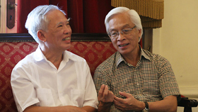 Nguyên Phó Thủ tướng Vũ Khoan và GS. Chu Hảo tại Phòng Gương Nhà hát Lớn chiều 2/9.