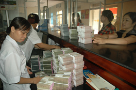 Nhiều năm liên tục, tập thể cán bộ, viên chức lao động Chi nhánh Ngân hàng Nhà nước tỉnh tự nguyện đóng góp hàng chục triệu đồng ủng hộ nhân dân xã Sơn Thủy.