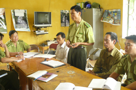 Cán bộ Hạt kiểm lâm huyện Tân Lạc phối hợp với cán bộ khu BTTN Ngọc Sơn-Ngổ Luông trong công tác quản lý bảo vệ rừng.