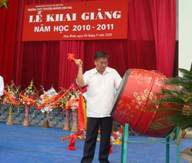 Đồng chí Hoàng Việt Cường, Bí thư Tỉnh ủy, Chủ tịch HĐND tỉnh đánh trống khai trường tại trường THPT chuyên Hoàng Văn Thụ.