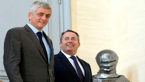 Bộ trưởng Quốc phòng Pháp Herve Morin (trái) và người đồng cấp Anh Liam Fox tại cuộc tiếp xúc ở Paris