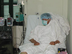 Một bệnh nhân sau ghép tạng đang chờ xuất viện về nhà