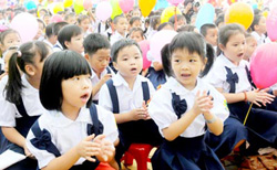 Học sinh lớp 1 Trường Tiểu học Lương Thế Vinh (quận Gò Vấp) vui trong ngày khai giảng năm học mới 2010-2011.