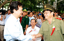Thủ tướng Nguyễn Tấn Dũng thăm hỏi các cán bộ công an tại lễ kỷ niệm kết thúc chiến dịch CM12.
