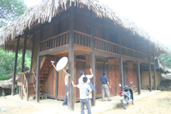 Một trong những ngôi nhà sàn cổ đang được khách hàng lựa chọn tại xã Tân Pheo, huyện Đà Bằc