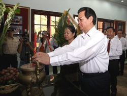 Thủ tướng Nguyễn Tấn Dũng thắp hương tưởng niệm cố Thủ tướng Võ Văn Kiệt.