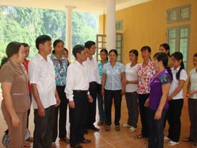 Lãnh đạo Sở GD-ĐT trò chuyện, động viên đội ngũ giáo viên trường mầm non Hùng Tiến.