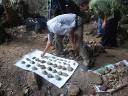 Những di vật đá thu được tại hang Thẩm Choóng