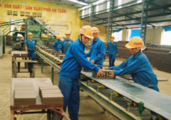 Công ty Cổ phần gạch ngói Quỳnh Lâm trang bị đầy đủ trang thiết bị bảo hộ lao động và huấn luyện VSATLĐ - PCCN cho người lao động