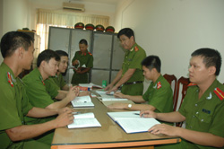Cán bộ chiến sỹ phòng CSĐT tội phạm về TTXH trao đổi nghiệm vụ phá án
Lê Chung
