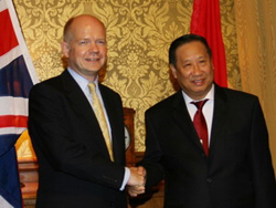 Phó Thủ tướng, Bộ trưởng Ngoại giao Phạm Gia Khiêm và Bộ trưởng Ngoại giao Anh William Hague tại lễ ký