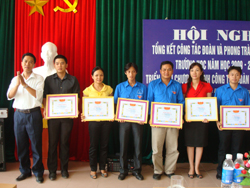 Lãnh đạo Tỉnh đoàn trao Bằng khen cho các tập thể có thành tích xuất sắc trong công tác Đoàn và phong trào thanh niên trường học năm học 2009 - 2010.