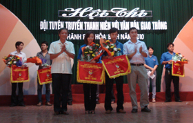 Lãnh đạo thành phố trao giải nhì cho đội phường Chăm Mát và Đồng Tiến.
