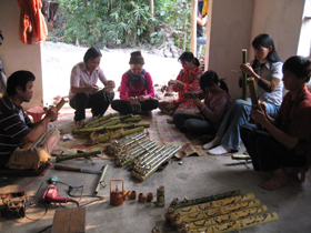 Qua học nghề, người nghèo xã Tân Pheo, huyện Đà Bắc đã tạo ra các sản phẩm phong phú từ tre, luồng – nguyên liệu sẵn có tại địa phương.