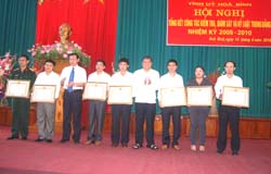 Các đồng chí lãnh đạo Tỉnh ủy trao tặng Bằng khen của BTV tỉnh ủy cho các tập thể.