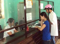 Người dân đến giao dịch tại bộ phận “một cửa” UBND phường Thái Bình