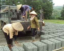 Cơ sở sản xuất gạch ba vanh của gia đình anh Nguyễn Ngọc Chi, xã Tân Thành  tạo việc làm cho nhiều lao động tại địa phương