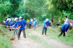 ĐVTN huyện Lạc Thủy tham gia tu sửa đường GTNT tại xã Thanh Nông.