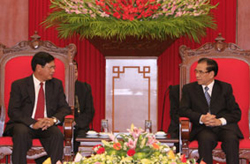 Tổng Bí thư Nông Đức Mạnh tiếp Thủ tướng Bua-xỏn Búp-phả-văn