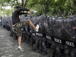 Cảnh sát chống bạo động diễn tập ở Bangkok, Thái Lan hôm  14-9.