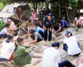Lớp học làm chổi chít do Trung tâm HTCĐ xã Bắc Sơn  tổ chức đã thu hút hàng trăm lượt người tham gia.
