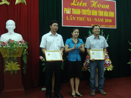 Đ/c Nguyễn Thị Khuyên, GĐ Đài PT&TH tỉnh trao giải cho các tác giả đạt giải B thể loại phóng sự ngắn truyền hình.