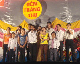 Thanh niên kuyết tật Trung tâm Dạy nghề Long Thành biểu diễn trong Đêm trăng thu.