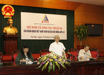 Chủ tịch Quốc Hội Nguyễn Phú Trọng
phát biểu ý kiến tại hội nghị.