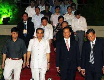 Tổng Bí thư Nông Đức Mạnh, Thủ tướng
Nguyễn Tấn Dũng và các đại biểu thăm làng
Văn Hóa - Du Lịch các dân tộc Việt Nam.