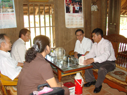 Lãnh đạo hội khuyến học tới thăm hỏi gia đình anh Vàng A Lềnh xã Hang Kia - Mai Châu, người hiến đất xây trường mầm non Hang Kia