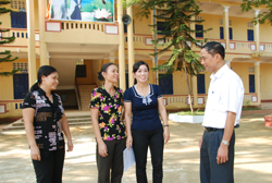 Chủ tịch LĐLĐ huyện Kim Bôi và cán bộ thanh tra ngành GD huyện kiểm tra công đoàn cơ sở về việc thực hiện chế độ cho CBGV tại trường tiểu học Hợp Kim