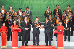 Thống đốc NHNN Việt Nam Nguyễn Văn Giàu trao giải thưởng Sao vàng đất Việt cho công ty Hoàng Sơn