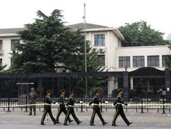 Cảnh sát Trung Quốc làm nhiệm vụ trước Đại sứ quán Nhật Bản ở Bắc Kinh hôm 20-9.