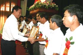 Đ/c Nguyễn Hữu Duyệt, Phó Bí thư Thường trực Tỉnh uỷ trao Bằng khen của UBND tỉnh cho các tập thể có thành tích xuất sắc trong phong trào “TDĐKXDĐSVH” giai đoạn 2000 – 2010.