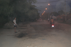Người dân phường Thịnh Lang phun nước để chống bụi