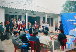 Bàn giao nhà đại đoàn kết cho hộ gia đình nghèo ở thị trấn Lương Sơn
