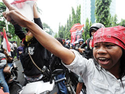 Người biểu tình bao vây tư gia Đại sứ Malaysia ở Jakarta.