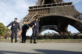 Cảnh sát Pháp tuần tra dưới chân tháp Eiffel tại Paris.