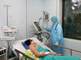 Chăm sóc và điều trị cho bệnh nhân nhiễm cúm A/H5N1 tại Bệnh viện Nhiệt đới Trung ương.